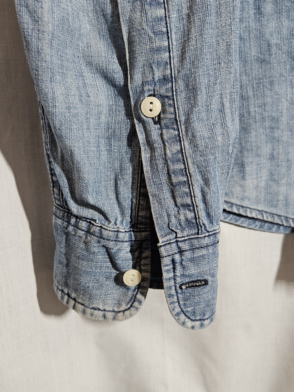 Levi's Light Wash Denim Button-Up Shirt sz L - Picture 9 of 11